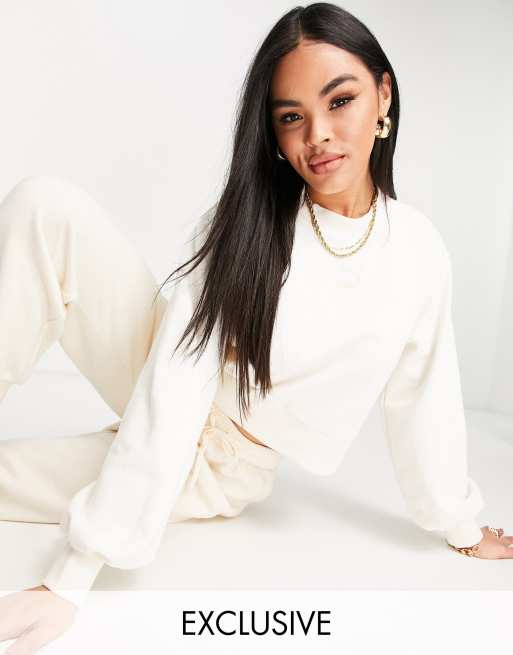 PUMA Classics – Sweatshirt in gebrochenem Weiß mit Ballonärmeln