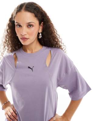 PUMA - Dare To - T-Shirt in Lila mit Logo und Zierausschnitten-Bunt