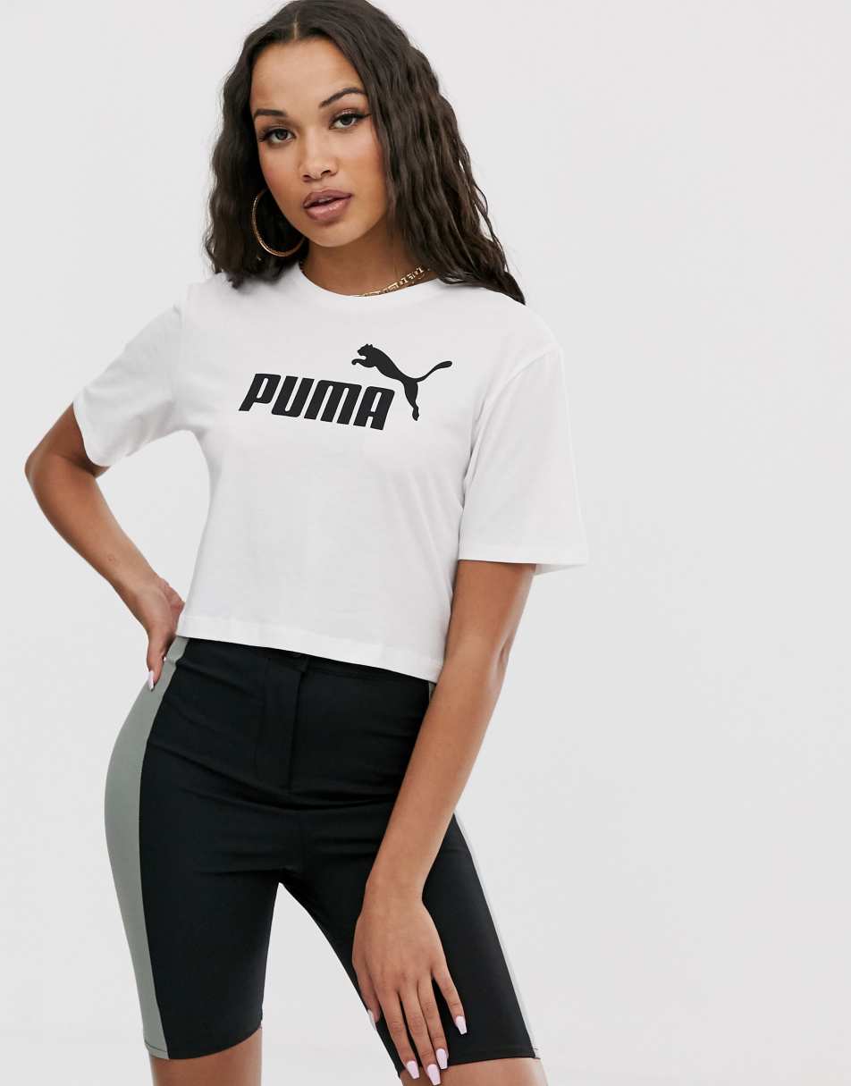 Короткая футболка. Белая короткая футболка с логотипом Puma Essentials. Футболка Пума чёрная Асос женская. Кроп топ Puma белая. Топ Пума белый.