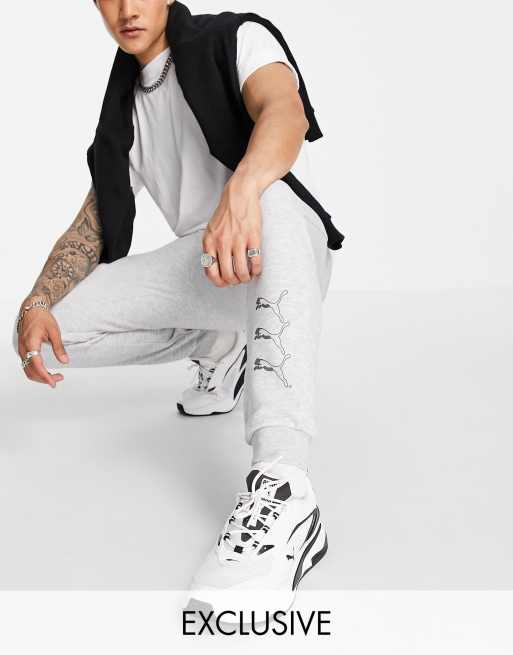 Puma – Grå mjukisbyxor med repeterad logga, endast hos ASOS