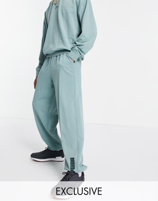 PUMA – Gröna, urtvättade mjukisbyxor i oversize, endast hos ASOS