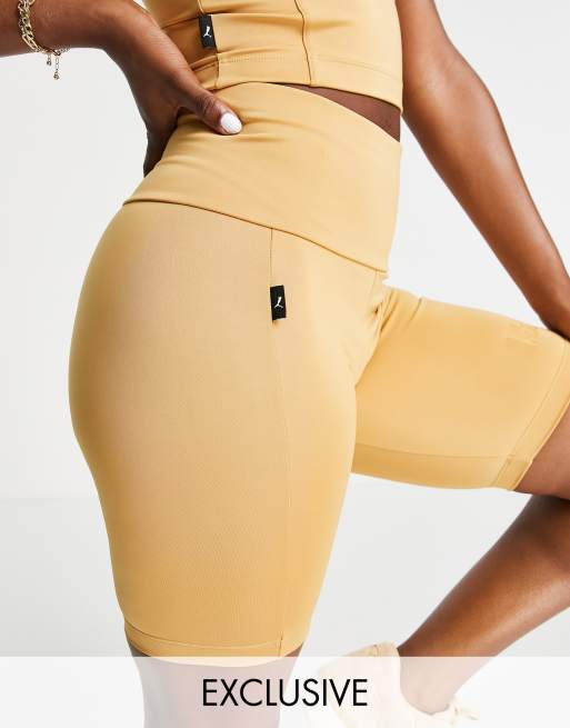 PUMA – Infuse – Faltbare kurze Leggings in Braun