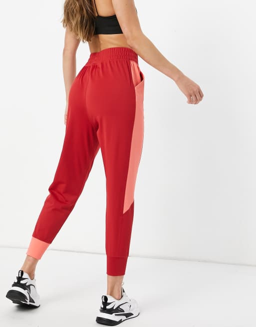 Puma - Jogger de sport avec empiècements rouges et logo crème - Rose - Exclusivité ASOS, 2 de 4