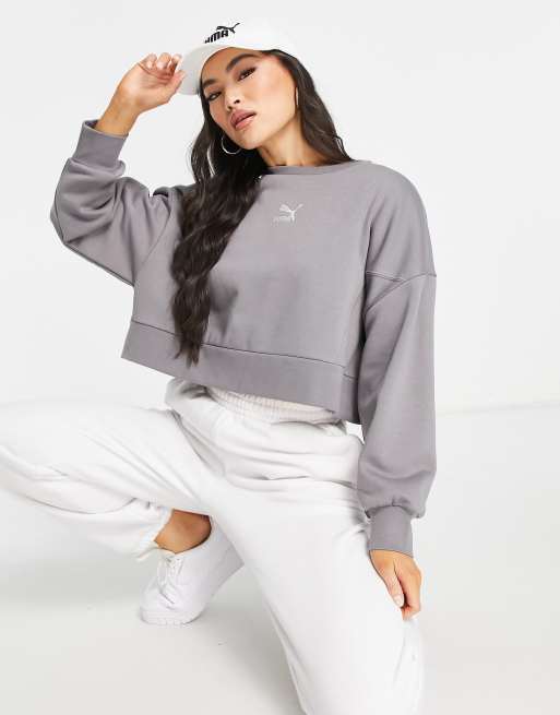 PUMA Kastiges Sweatshirt in Sturmgrau mit kurzem Schnitt exklusiv bei ASOS