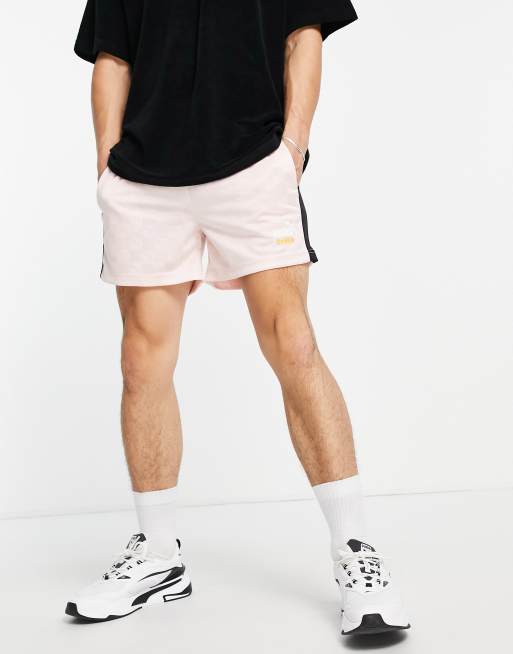 PUMA – King – Pastellrosa fotbollsshorts
