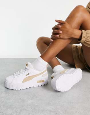 PUMA - Mayze - Sneaker in Weiß und Hellbeige mit Plateausohle