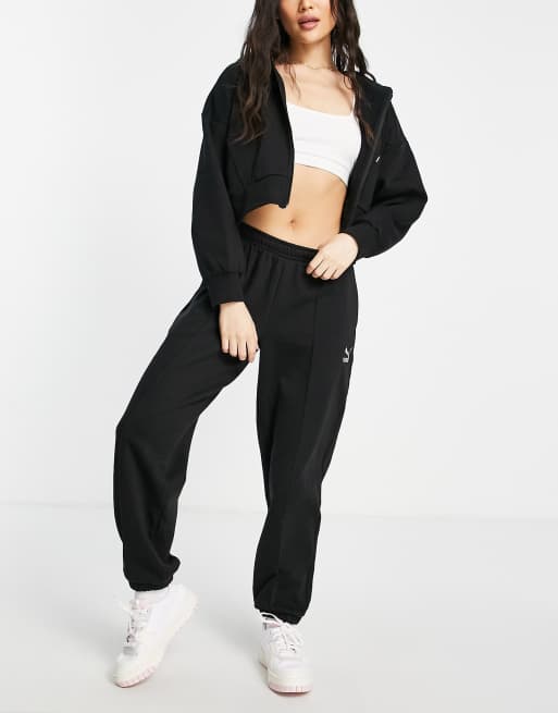 PUMA Oversize Jogginghose in Schwarz mit Faltendetails exklusiv bei ASOS