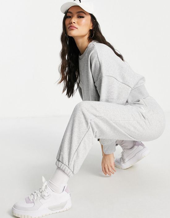 https://images.asos-media.com/products/puma-oversized-pleated-sweatpants-in-gray-exclusive-to-asos/201299635-4?$n_550w$&wid=550&fit=constrain