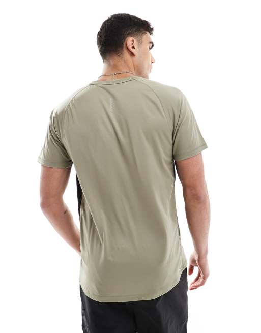 PUMA - Run Velocity - T-shirt kaki con profili rossi a contrasto, 4 di 4