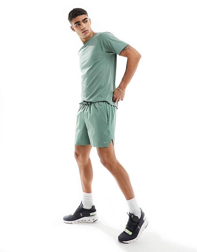 Puma - running evolve 5 inch woven shorts in light green