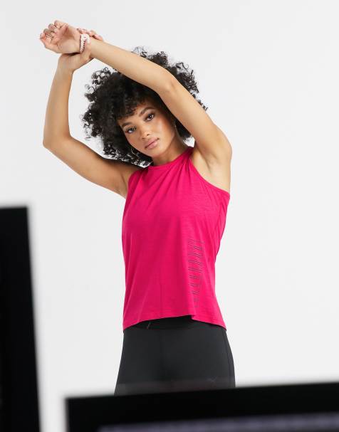 Puma – Running – T-Shirt mit Logo und verdrehtem Detail hinten in Rosa