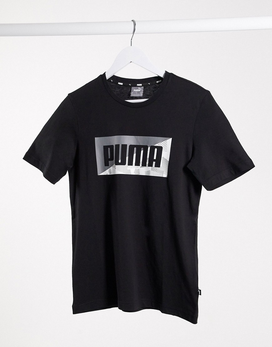 Puma – Svart t-shirt med kamouflagefärgad logga på bröstet