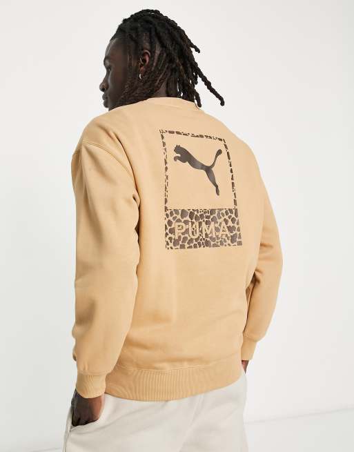 PUMA – Sweatshirt in Hellbraun mit Rückenprint in Safari-Optik