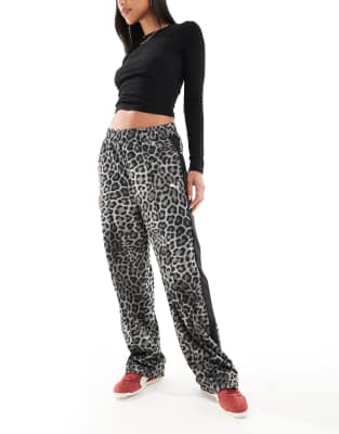 PUMA- T7 - Gerade geschnittene Hose aus Twill mit dunklem Leopardenmuster-Schwarz