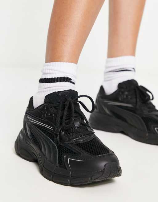 All black store puma tennis shoes