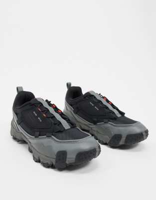 puma trailfox overland trainers in black & white