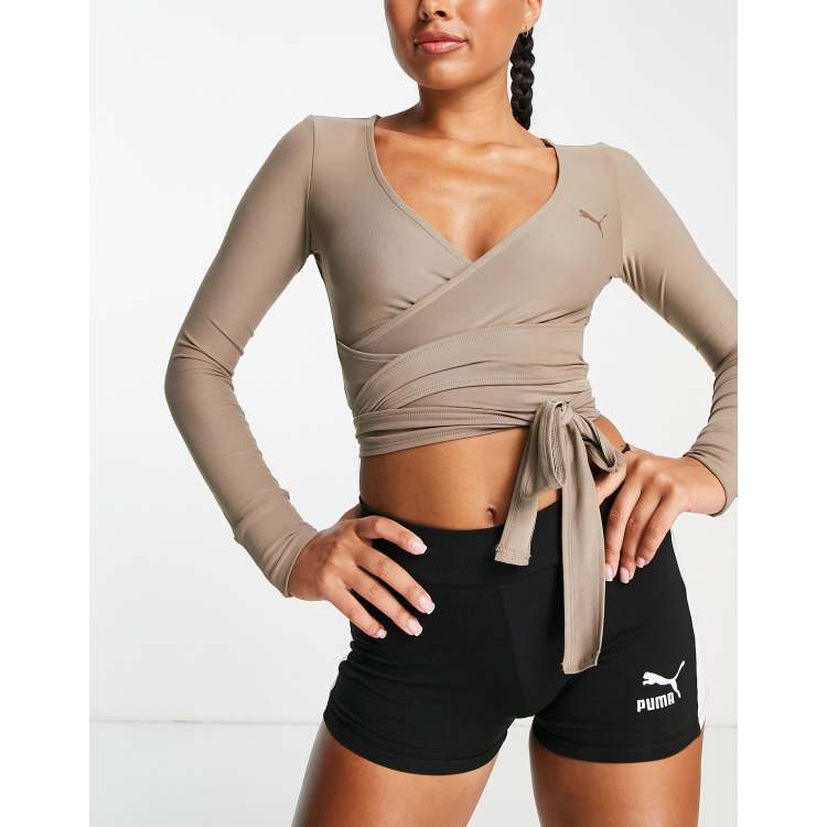 duda Desobediencia Islas del pacifico Puma Training Desert wrap crop top in brown | ASOS