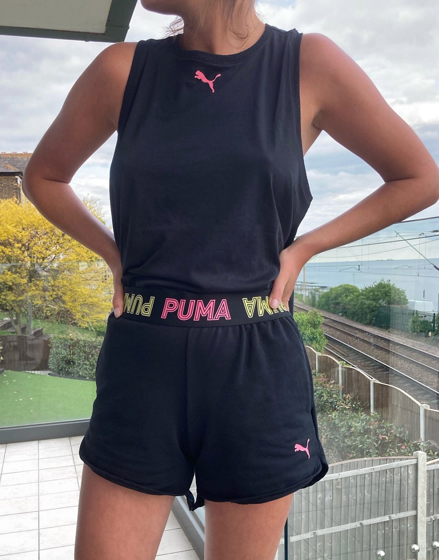 Puma Training - Svarta shorts med logga på midjebandet