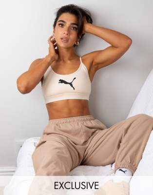 PUMA TRAINING X STEF FIT LOGO LIGHT SUPPORT SPORTS BRA IN CREAM EXCLUSIVE TO ASOS-BROWN