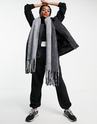 фото Пушистый черно-белый шарф в полоску с кисточками asos design-multi