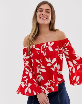 QED London - Bardot top met wijduitlopende mouwen in rode bloemenprint-Multi