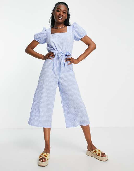 QED London - Blå jumpsuit med firkantet hals, pufærmer og bindebånd i taljen i gingham