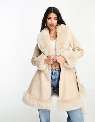 QED London - Cappotto in similpelle PU con allacciatura in vita e bordo in pelliccia sintetica crema