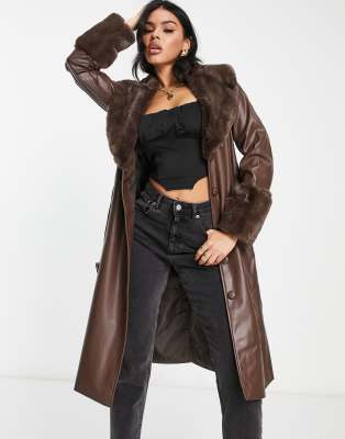 QED London - Cappotto lungo in pelle sintetica con colletto in pelliccia sintetica marrone cioccolato