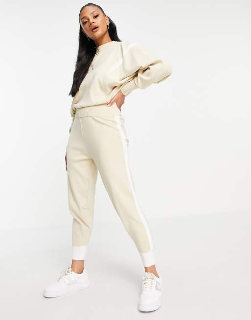 QED London - Completo con joggers e maglione in maglia beige
