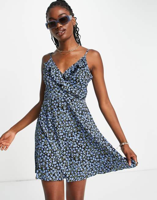 QED London – Gerüschtes Minikleid mit Blümchenmuster, schmalen Trägern und überkreuzter Vorderseite
