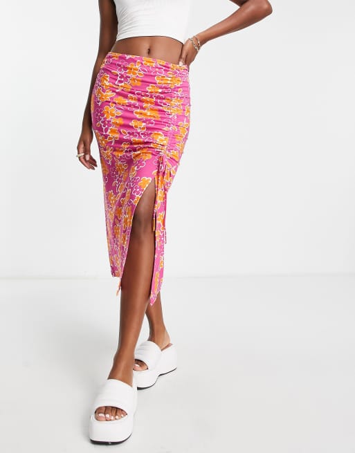 QED London - Gonna midi morbida raccolta con laccio sul davanti rosa con stampa a fiori