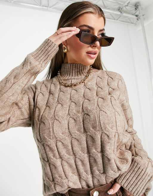 QED London – Hochgeschlossener Strickpullover in Hellbeige mit Zopfmuster