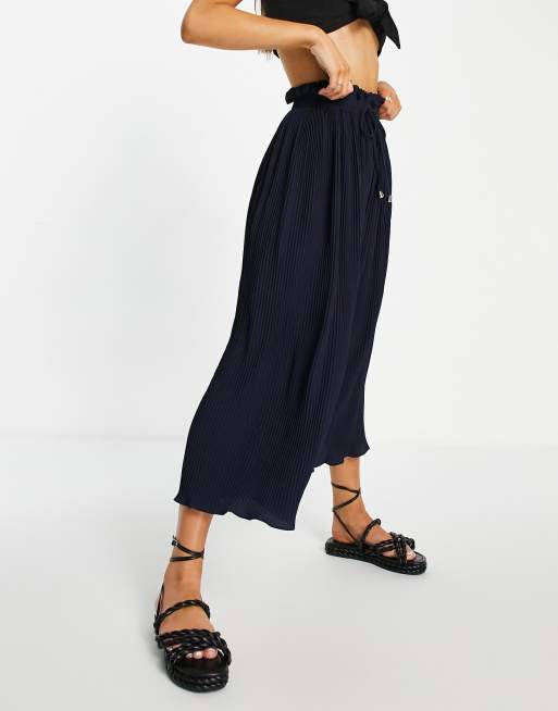 QED London – Hosenrock aus plissiertem Chiffonstoff in Marineblau mit Schnürung an der Taille