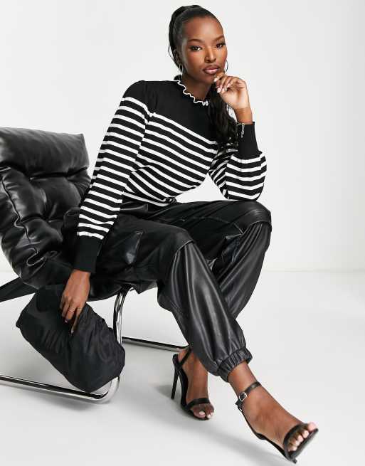 QED London - Maglione con volant sul collo a righe monocromatiche