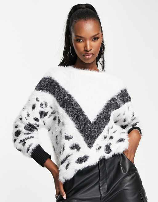 QED London - Maglione in maglia soffice bianco con stampa animalier e motivo a spina di pesce
