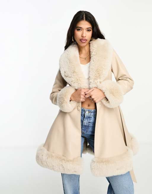QED London - Manteau en PU à ceinture avec bordures en fausse fourrure - Crème