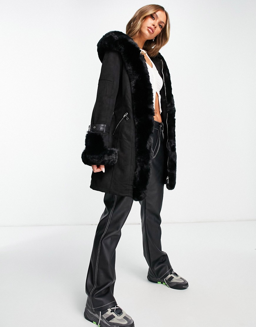 QED London - Manteau en suédine ceinturé à capuche ornée de fausse fourrure - Noir