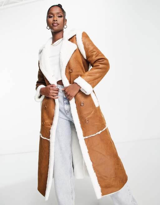 QED London Manteau long en su dine ceinture et bords en imitation peau de mouton Marron