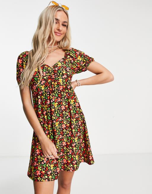 QED London – Marszczona sukienka w stylu babydoll w kwiatowy wzór