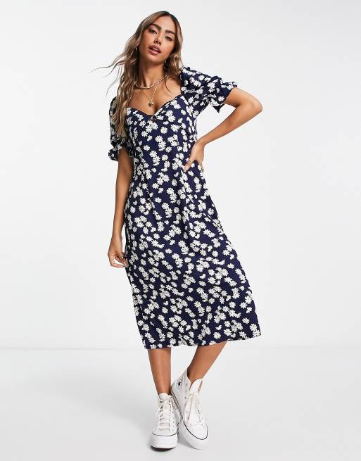 QED London - Midi jurk met gedraaide voorkant, pofmouwen en bloemenprint in marineblauw