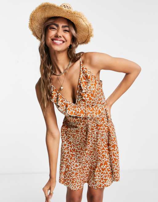 QED London - Mini cami-jurk met overslag en ruches in hartjesprint