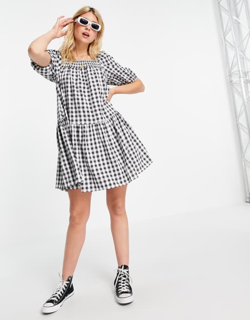 QED London – Mini-Hängerkleid mit eckigem Ausschnitt und Karomuster in Schwarz