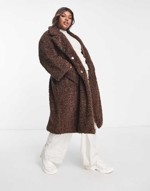 QED London Plus - Cappotto taglio lungo effetto teddy marrone cioccolato con cintura in pelle sintetica