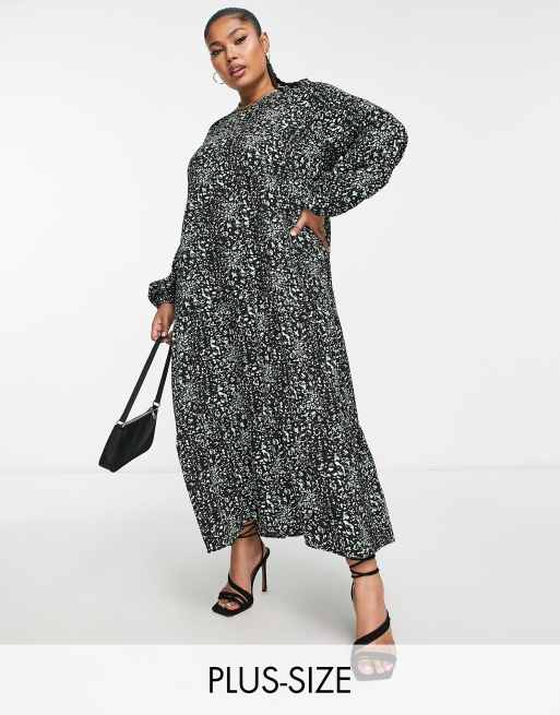 QED London Plus - Multifarvet lagdelt midikjole i trapez-stil med blomsterprint