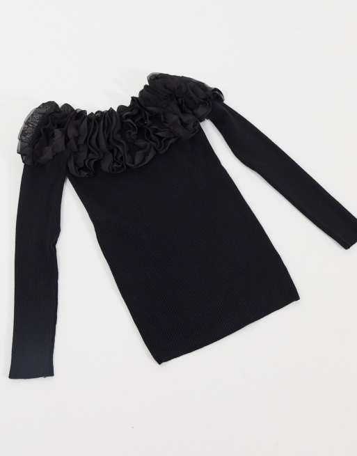 QED London - Pull bardot côtelé à encolure volantée - Noir
