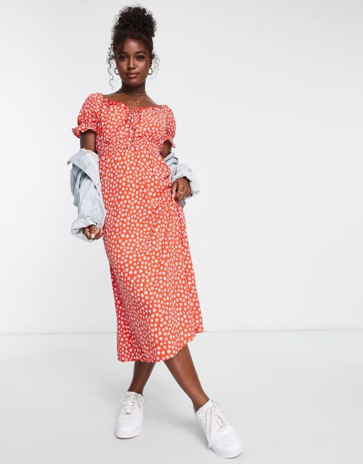 QED London - Robe courte froncée à la taille à fleurs - Rouge