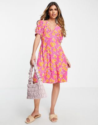 QED London soft touch shirred cuff tea dress in pink floral print