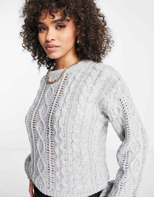 QED London – Strickpullover mit Zopfmuster in Grau