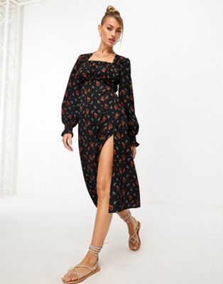 QED London sweetheart neck shirring midi dress in navy floral-Black