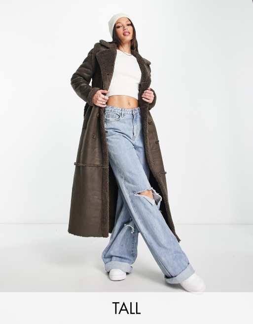 QED London Tall - Cappotto taglio lungo in camoscio sintetico marrone cioccolato con cintura e finiture in pile borg